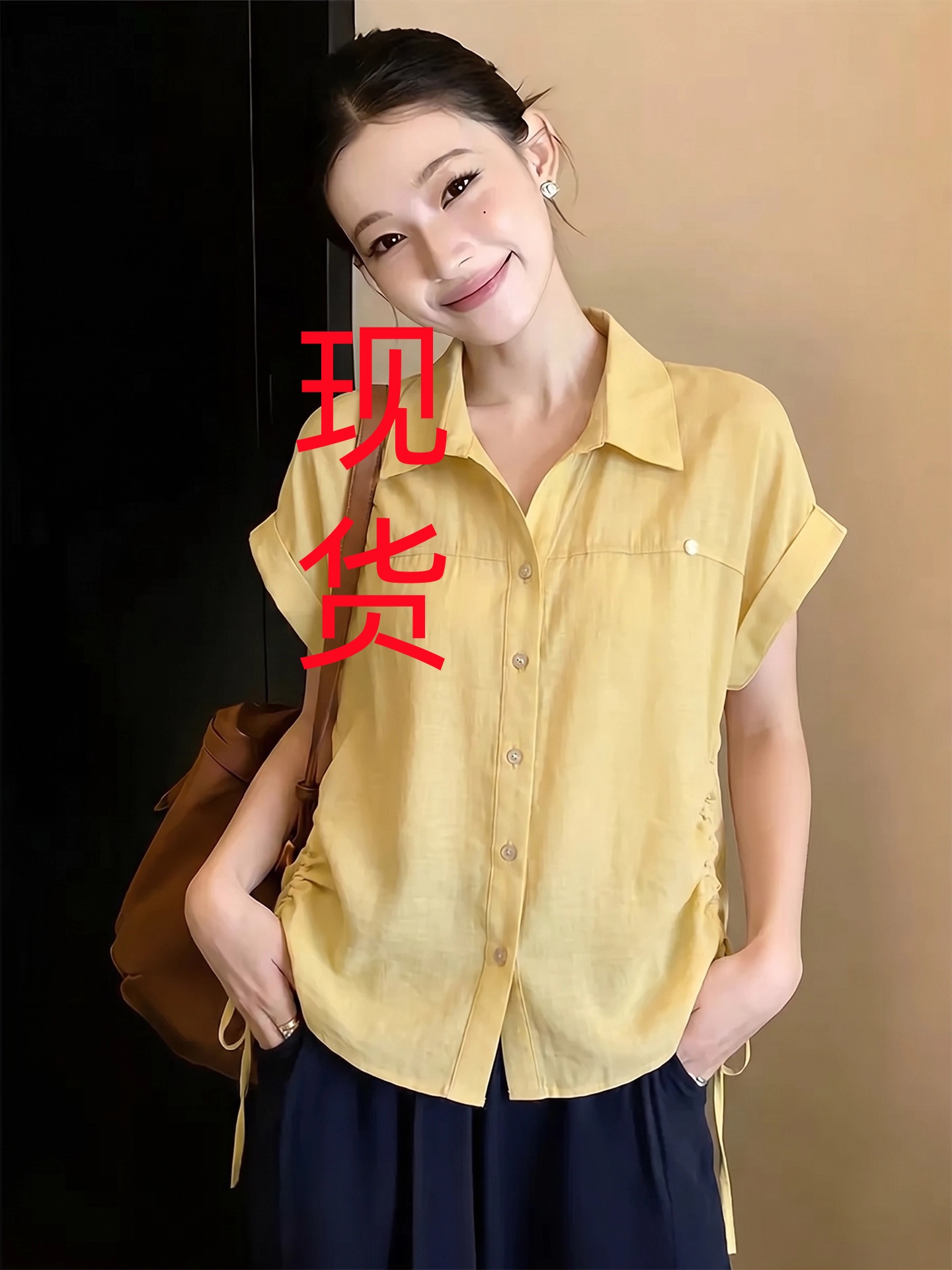 2026 여름 잘 생긴 연령 감소 패션 출퇴근 탑 옷깃 측면 펌프 로프 황색 셔츠 슬림해 보이는 반팔 여성 셔츠