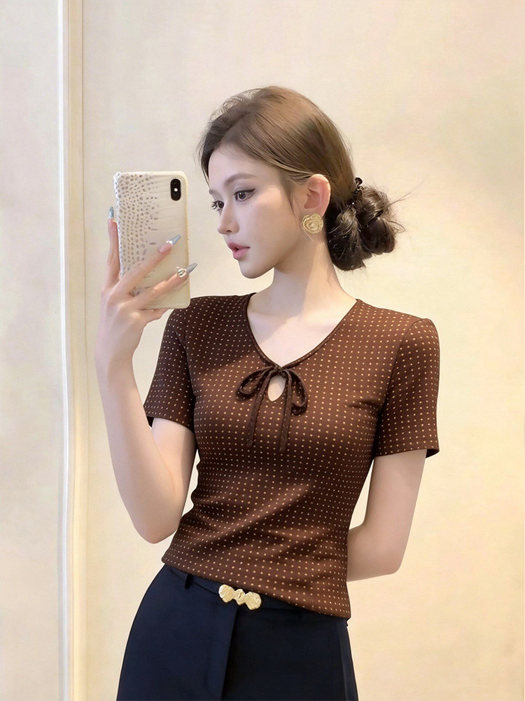 프랑스식 레트로 커피 색상 도트 무늬 홀로우 아웃 레이스업 반팔 티셔츠 여성 여름 디자인 센스 작은 대중 몸매 가꾸기 슬림해 보이는 맨위