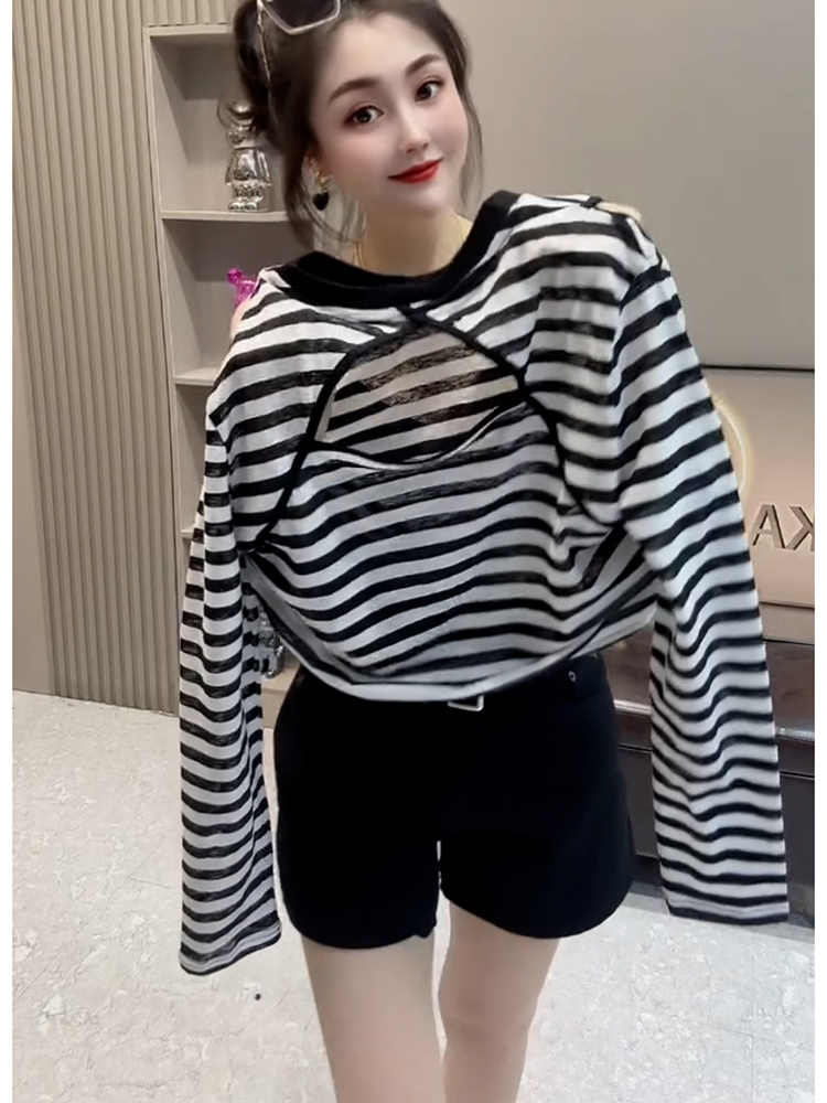 2026 년 슈퍼 화재 디자인 센스 작은 대중 맨위 고유 한 Chic 슈퍼 잘 생긴 검정색 스트라이프 긴팔 티셔츠 여성 봄