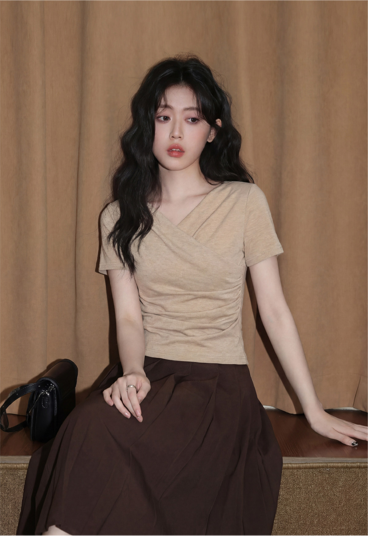 불규칙 V넥 반팔 티셔츠 여성 여름 2026 새로운 디자인 센스 주름 꼬집기 허리 동정 긍정적 인 어깨 쇼트 스타일 맨위