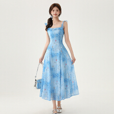 批发实拍 2026年夏季新款法式温柔风蓝色碎花吊带裙收腰<b class='q'>显瘦</b>长裙