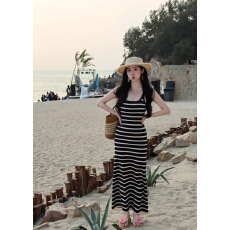 批发氧气感露背条纹吊带连衣裙女春<b class='q'>秋</b>修身度假包臀长裙