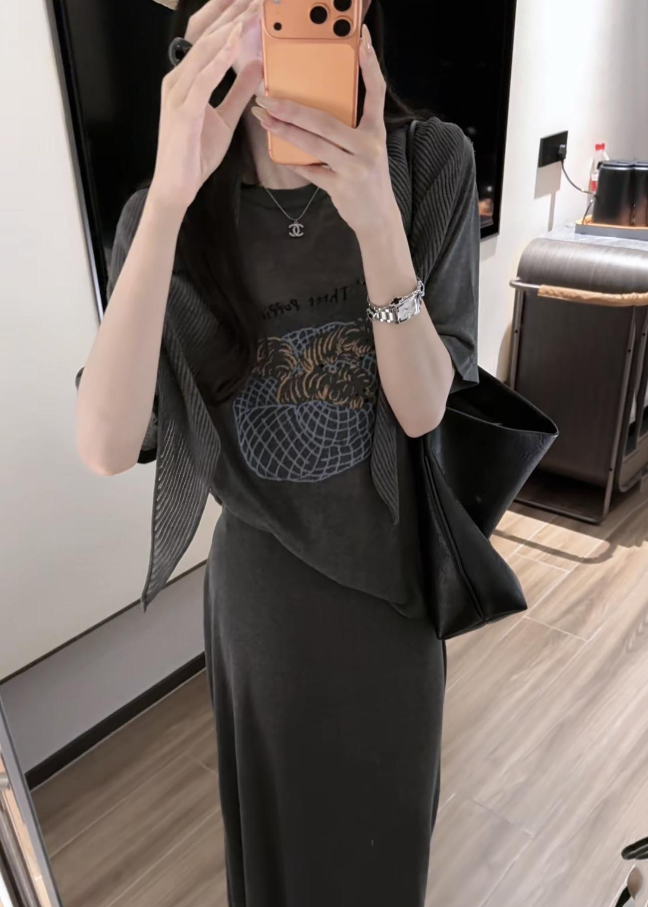 회색 니트 통기성 자카드 공예 티셔츠 슬림해 보이는 세 조각 로드 중 치마 여름 디자인 센스