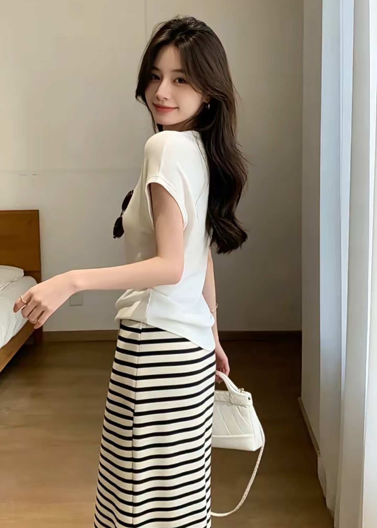 캐주얼 세트 여성 한 부서 품격 자이언트 잘 생긴 화이트 V넥 맨위 스트라이프 반 스커트 투피스 세트 2026 여름 섹션