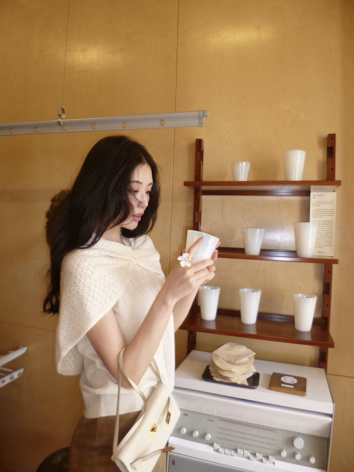 프랑스식 망토 디자인 니트 스웨터 여성 2026 년 여름 새로운 고유 한 자이언트 잘 생긴 품격 출퇴근 맨위