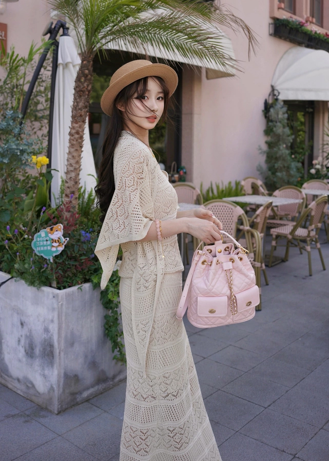 프랑스식 빛 럭셔리 바람 홀로우 아웃 숄 인사이드 가져 가라. V넥 맨위 여성 봄 새로운 슬림해 보이는 반신 롱 스커트 니트 세트