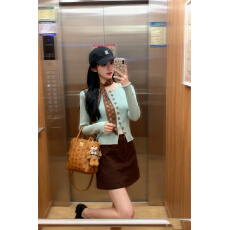 批发实拍韩系绿色上衣设计感短款丝巾长袖针织衫女修身小众内搭<b class='q'>打底衫</b>