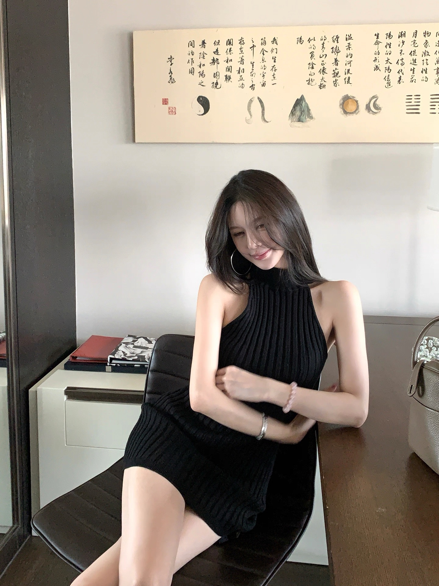 titi 작은 자매 심장 마비 커브 검정색 드레스 가을 핫걸 민소매 니트 만나는 타이트 스커트 미니 스커트