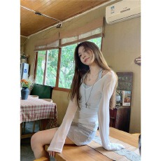 批发广州质量 <b class='q'>韩版</b>纯欲风V领薄款罩衫T恤女2026年小众纯色时尚上衣