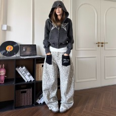 批发新款美式复古豹纹贴布口袋牛仔裤男女宽松街头阔腿弯刀休闲长裤