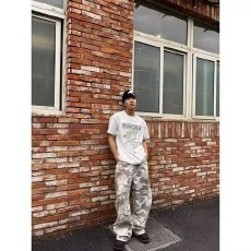 批发美式白灰沙漠迷彩牛仔裤男宽松直筒伐木工装裤廓形堆积弯刀老爹裤