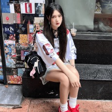 批发2024夏季新款设计感小众v领印花宽松短袖球衣T恤街头<b class='q'>运动</b>休闲T恤