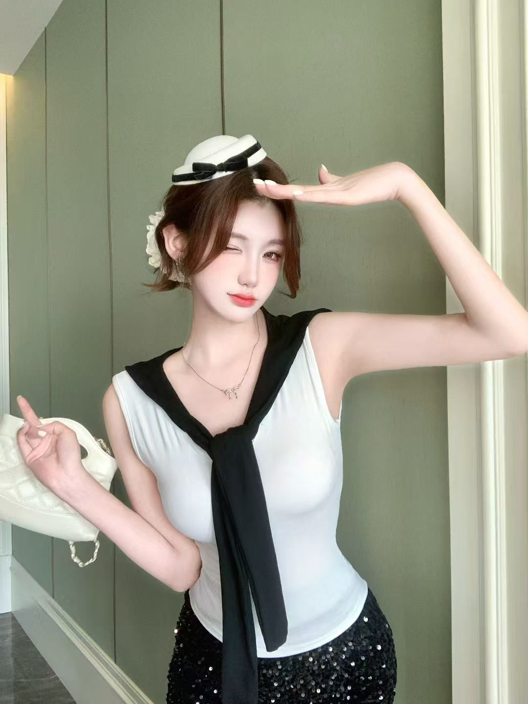 2026 새로운 봄 가슴 패드 배색 레이스업 V넥 민소매 조끼 여성 여름 인사이드 가져 가라. 외출용 허리 수축 슬림해 보이는 맨위