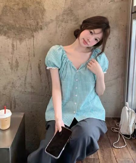 레트로 체크무늬 마이크로 주름 거품 소매 여성 셔츠 여름 새로운 한 부서 허리 수축 슬림해 보이는 V넥 반팔 다용도 맨위