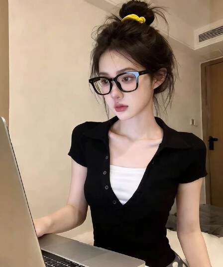 2026 새로운 페이크 레이어드 배색 깊은 V 넥 니트 반팔 몸매 가꾸기 슬림해 보이는 슈 폭탄 다용도 polo 맨위 여성