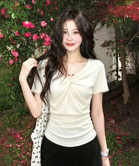 2026 새로운 여름 순수한 욕망 바람 비틀림 이슬 쇄골 V넥 반팔 품격 다용도 몸매 가꾸기 슬림해 보이는 쇼트 스타일 맨위