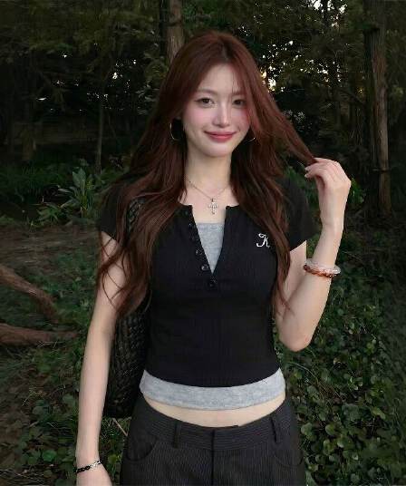 순수한 욕망 V넥 검정색 페이크 레이어드 긍정적 인 어깨 반팔 티셔츠 여성 여름 디자인 센스 몸매 가꾸기 배색 패치워크 쇼트 스타일 맨위