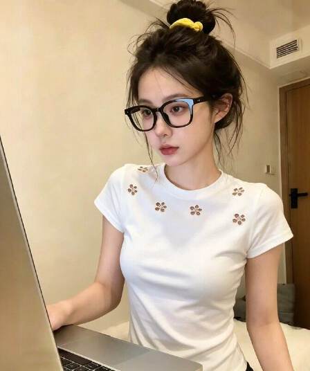 2026 고급 센스 홀로우 아웃 자수 꽃 긍정적 인 어깨 반팔 티셔츠 여성 여름 작은 대중 디자인 몸매 가꾸기 쇼트 스타일 맨위