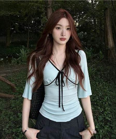 V넥 나팔 소매 허리 수축 티셔츠 여성 여름 2026 슈퍼 화재 착용 가져 가라. 몸매 가꾸기 슬림해 보이는 작은 대중 디자인 센스 반팔 맨위