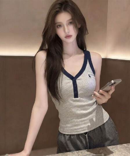 2026 여름 새로운 여성 의류 캐주얼 배색 측면 자수 몸매 가꾸기 쇼트 스타일 조끼