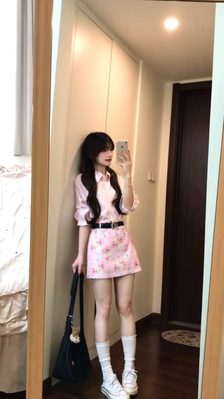 핑크색 여성 셔츠 작은 키 셔츠 고급 센스 유화 프린트 미니 스커트