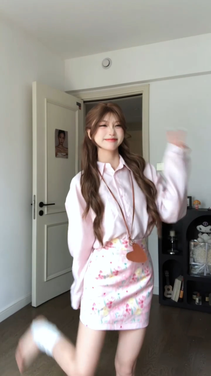 핑크색 셔츠 꽃무늬 반신 스커트