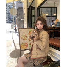 批发日照金山 轻薄0负担高效锁温卡其色拼皮羽绒服女潮配手套