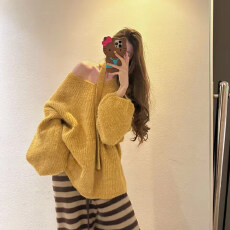 批发新款女装多巴胺挂脖斜领黄色针织衫女搭配宽松<b class='q'>条纹</b>针织<b class='q'>裤</b>套装