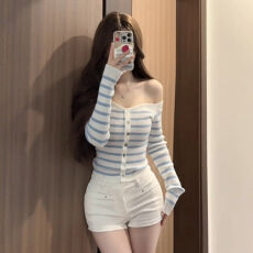 法式一字肩蓝白条纹长袖针织衫女秋冬新款高级感露肩修身显瘦上衣