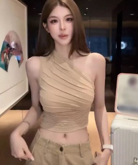 섹시함 바람 비스듬한 어깨 주름 튜브탑 숄더백 조끼 여성 2026 새로운 몸매 가꾸기 슬림해 보이는 민소매 인사이드 가져 가라. 오프숄더 맨위