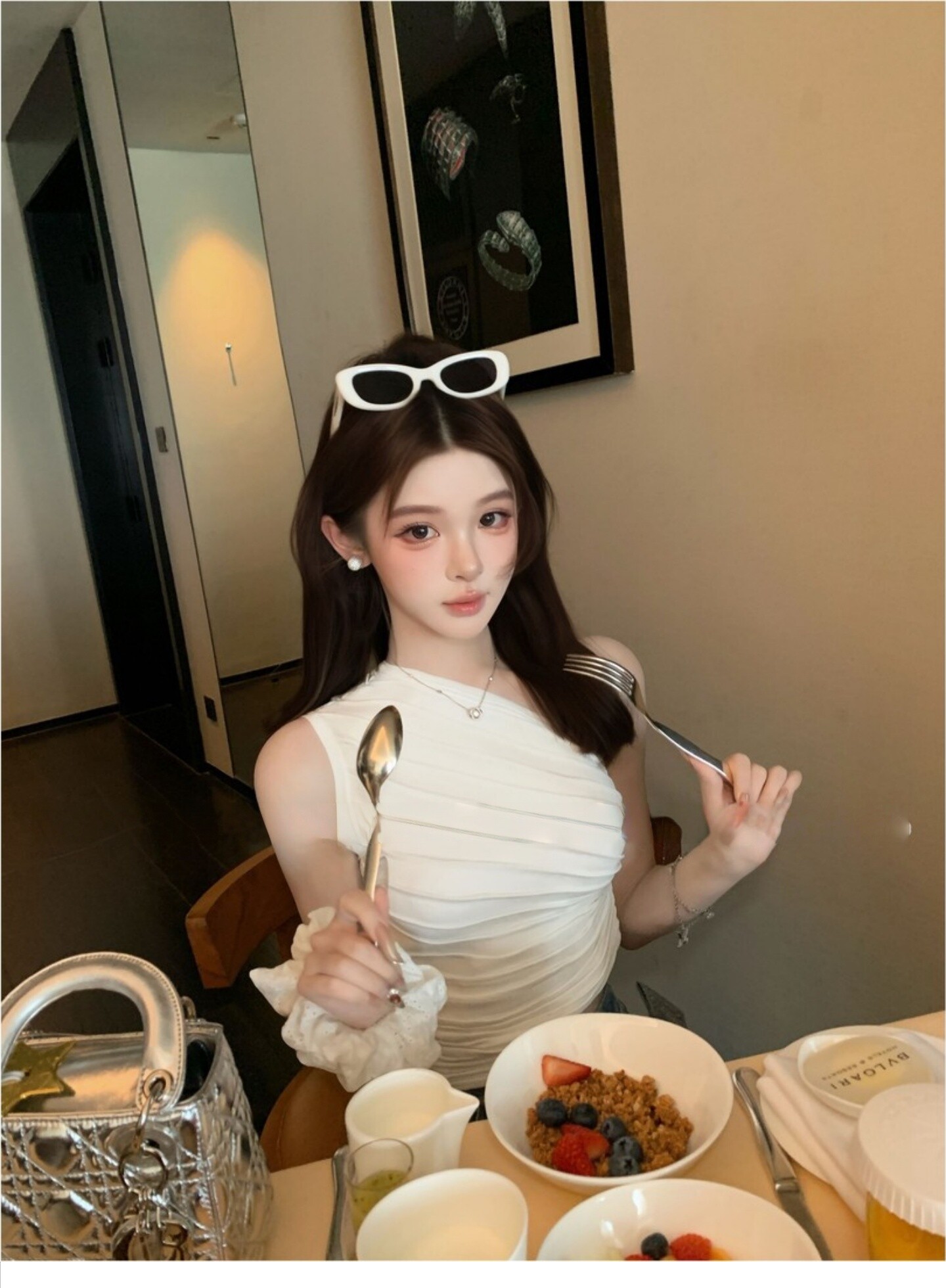 프랑스식 화이트 니트 비스듬한 어깨 민소매 조끼 여성 여름 섹시함 핫걸 쇼트 스타일 몸매 가꾸기 슬립 디자인 센스 맨위