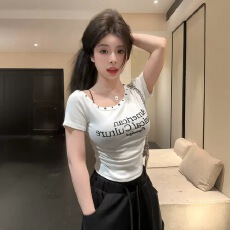 批发纯欲风斜肩柳钉短袖T恤女夏季新款辣妹修身显瘦字母印花打底上衣