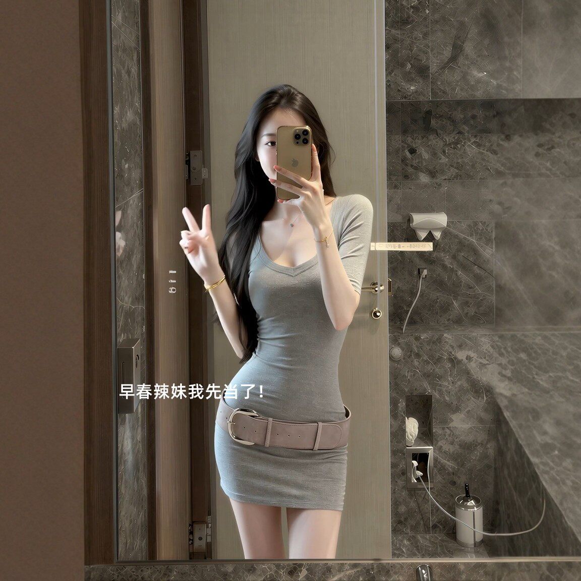 순수한 욕망 바람 회색 V넥 중간 소매 여성 드레스 2026 여름 새로운 품격 몸매 가꾸기 디스플레이 몸 타이트 스커트 미니 스커트