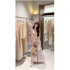 批发小众设计清冷感粉色<b class='q'>印花</b><b class='q'>连衣裙</b>女夏季新款富家千金风长袖收腰长裙