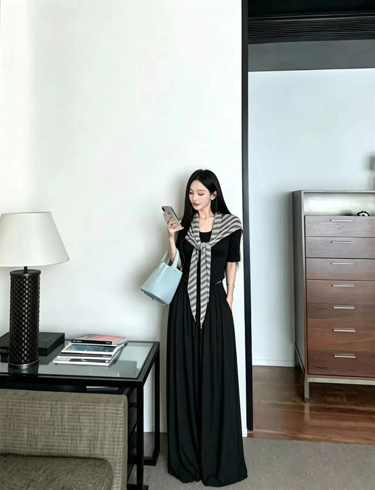 새로운 패션 미니멀리즘 루즈핏 스트라이프 숄 몸매 가꾸기 티셔츠 허리밴드 와이드 레그 팬츠 세 조각 여성 세트 트렌디