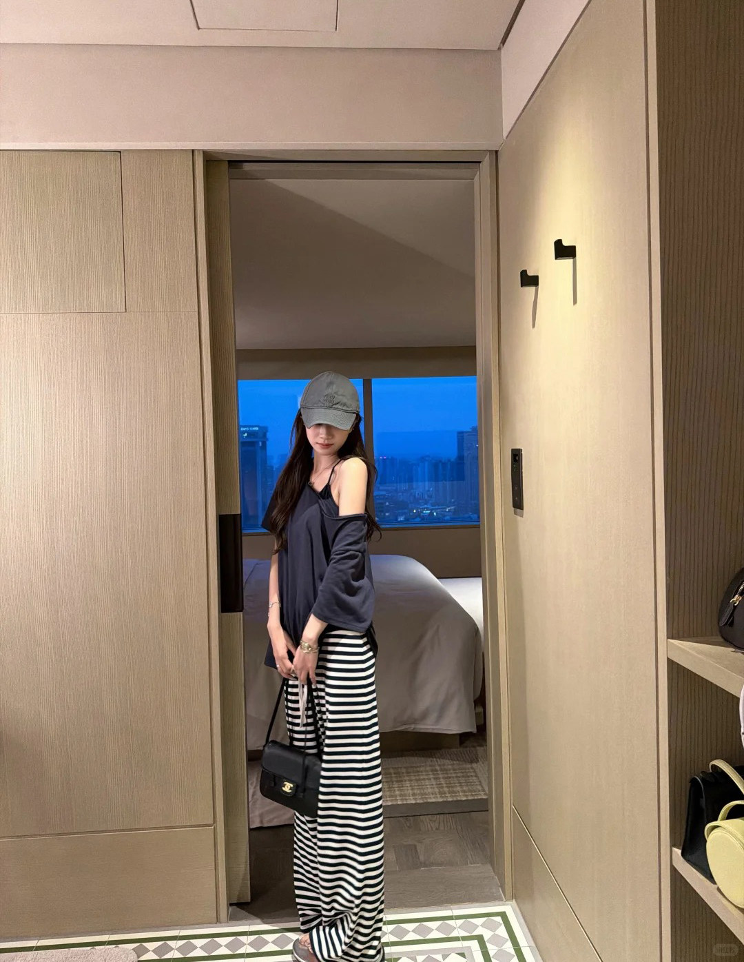 자이언트 잘 생긴 느긋한 루즈핏 캐주얼 스포츠 슈트 여성 여름 연령 감소 비스듬한 어깨 반팔 스트라이프 와이드 레그 팬츠 3종 세트