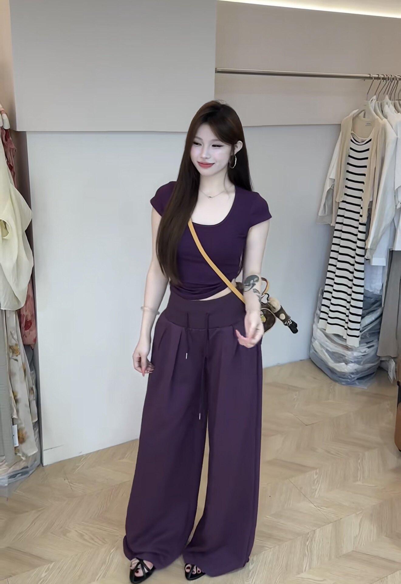 26 년 여름 새로운 익스트림 제인 바람 u 종류 반팔 보라색 도루 센스 하이웨이스트 캐주얼 바닥 청소 와이드 레그 팬츠 세트 여성 트렌디