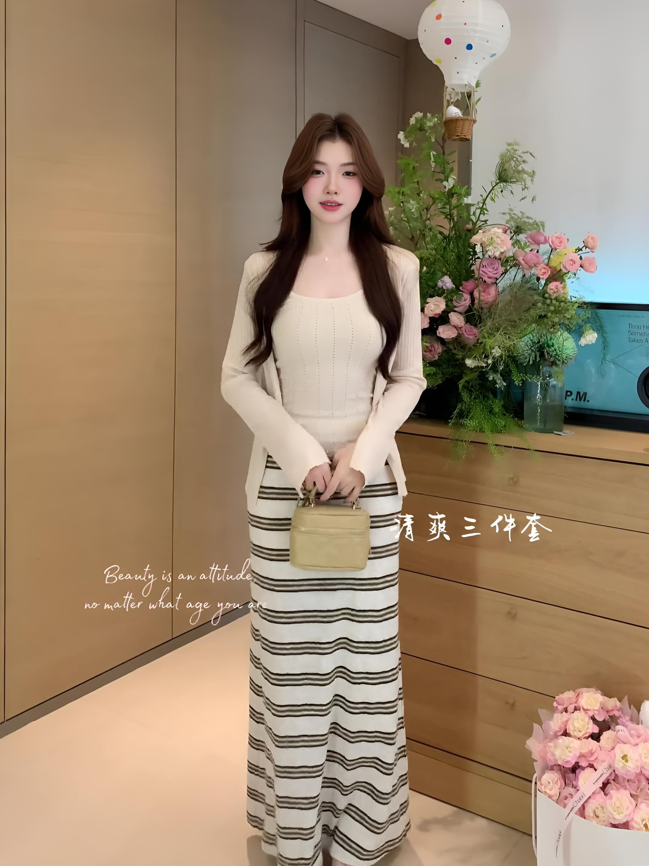 봄 여름 새로운 세 조각 여성 세트 한 부서 느긋한 바람 순수한 욕망 슬립 인사이드 가져 가라. 긍정적 인 어깨 오픈 가디건 하이웨이스트 슬림해 보이는 스트라이프 치마