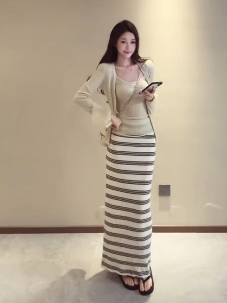 한 부서 느슨함 센스 니트 오픈 가디건 조끼 스트라이프 타이트 스커트 치마 세트 여성 여름 외국 가스 연령 감소 다용도 3종 세트