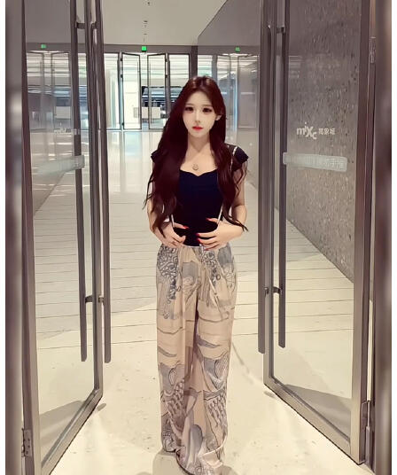 한 인사이드 한 가스 디자인 센스 Feifei 소매 몸매 가꾸기 티셔츠 맨위 프린트 캐주얼 루즈핏 와이드 레그 팬츠 여름 투피스 세트