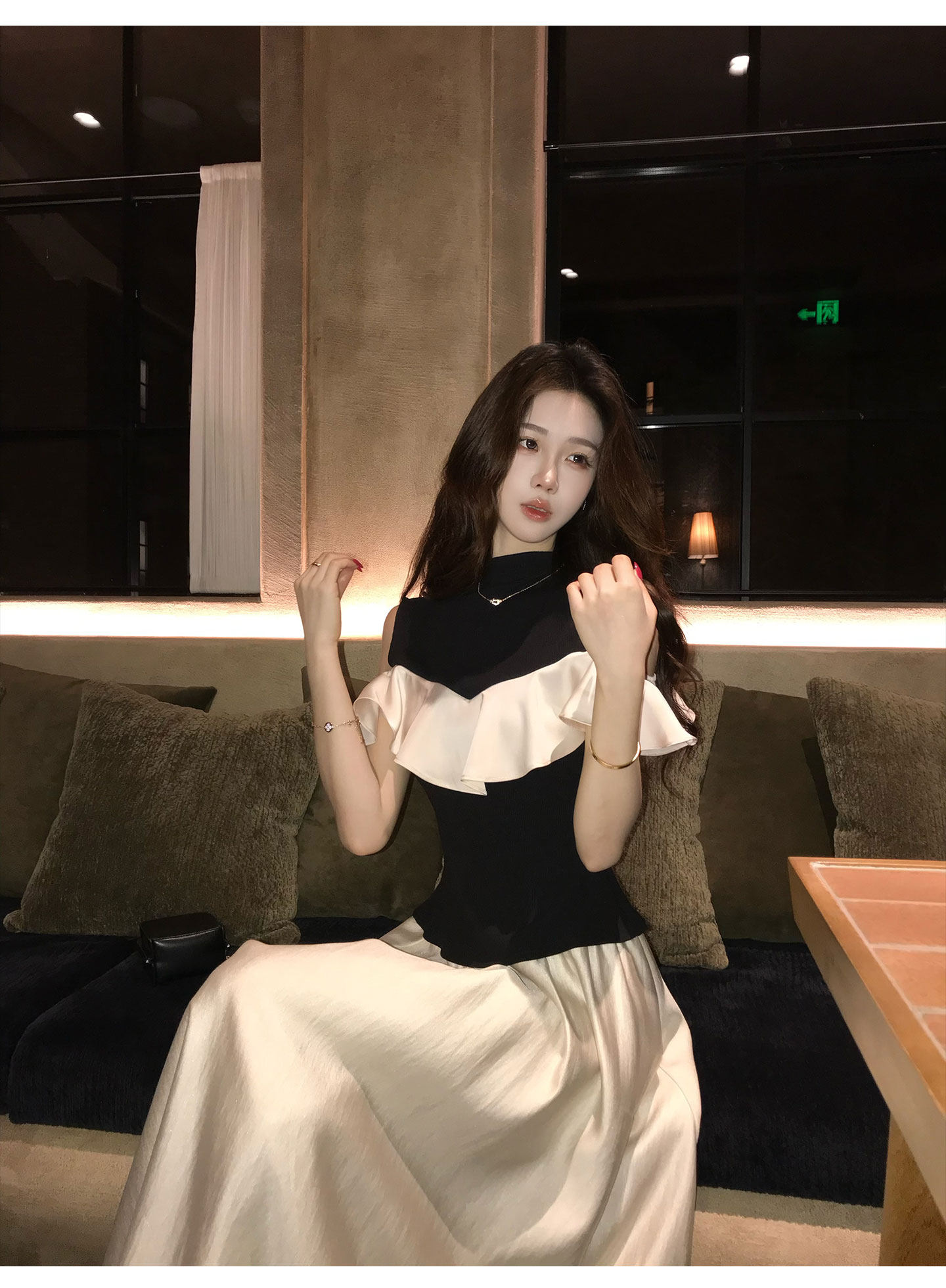 여름 새로운 디자인 센스 배색 몸매 가꾸기 오프숄더 니트 패치워크 프릴 맨위 새틴 반신 치마 세트