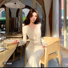 批发木子李的李柔蕾奢裁设计感针织蕾丝花边深<b class='q'>V领</b>扭结收腰<b class='q'>连衣裙</b>