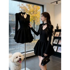 批发法式千金风黑色V领<b class='q'>连衣裙</b>女2026春季新款独特漂亮掐腰花苞短裙子