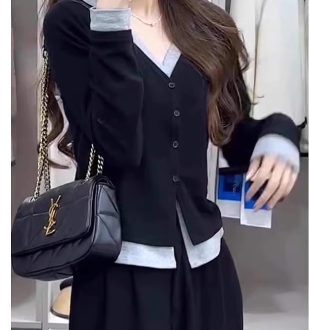 빅 사이즈 여성 의류 페이크 레이어드 티셔츠 싱글 줄 버튼 몸매 가꾸기 표지 고기 슬림해 보이는 조기 가을 2026 통통한 여동생 다용도 맨위