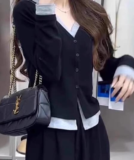 빅 사이즈 여성 의류 페이크 레이어드 티셔츠 싱글 줄 버튼 몸매 가꾸기 표지 고기 슬림해 보이는 조기 가을 2026 통통한 여동생 다용도 맨위