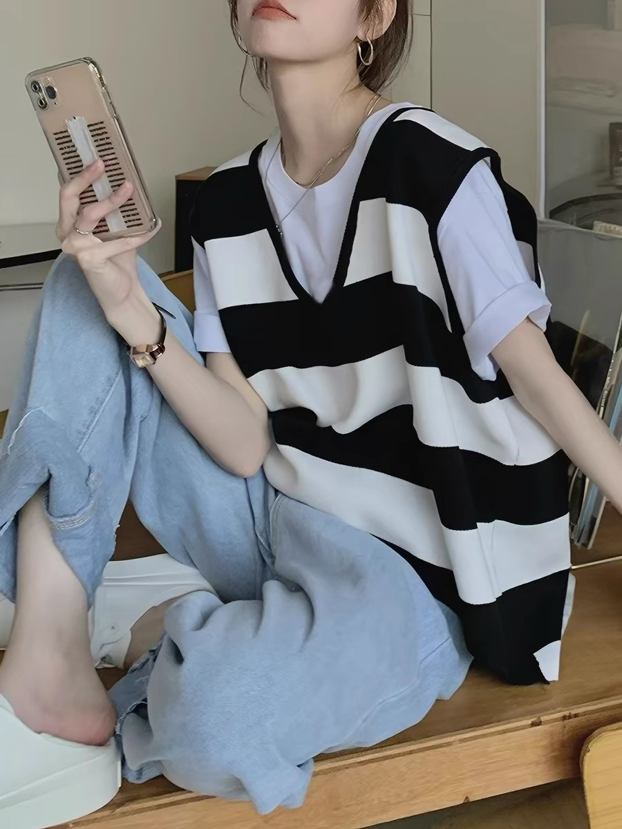 스트라이프 반팔 V넥 티셔츠 여성 여름 2026 새로운 폭발 대 에디션 루즈핏 슬림해 보이는 고유 한 아름다운 페이크 레이어드 맨위