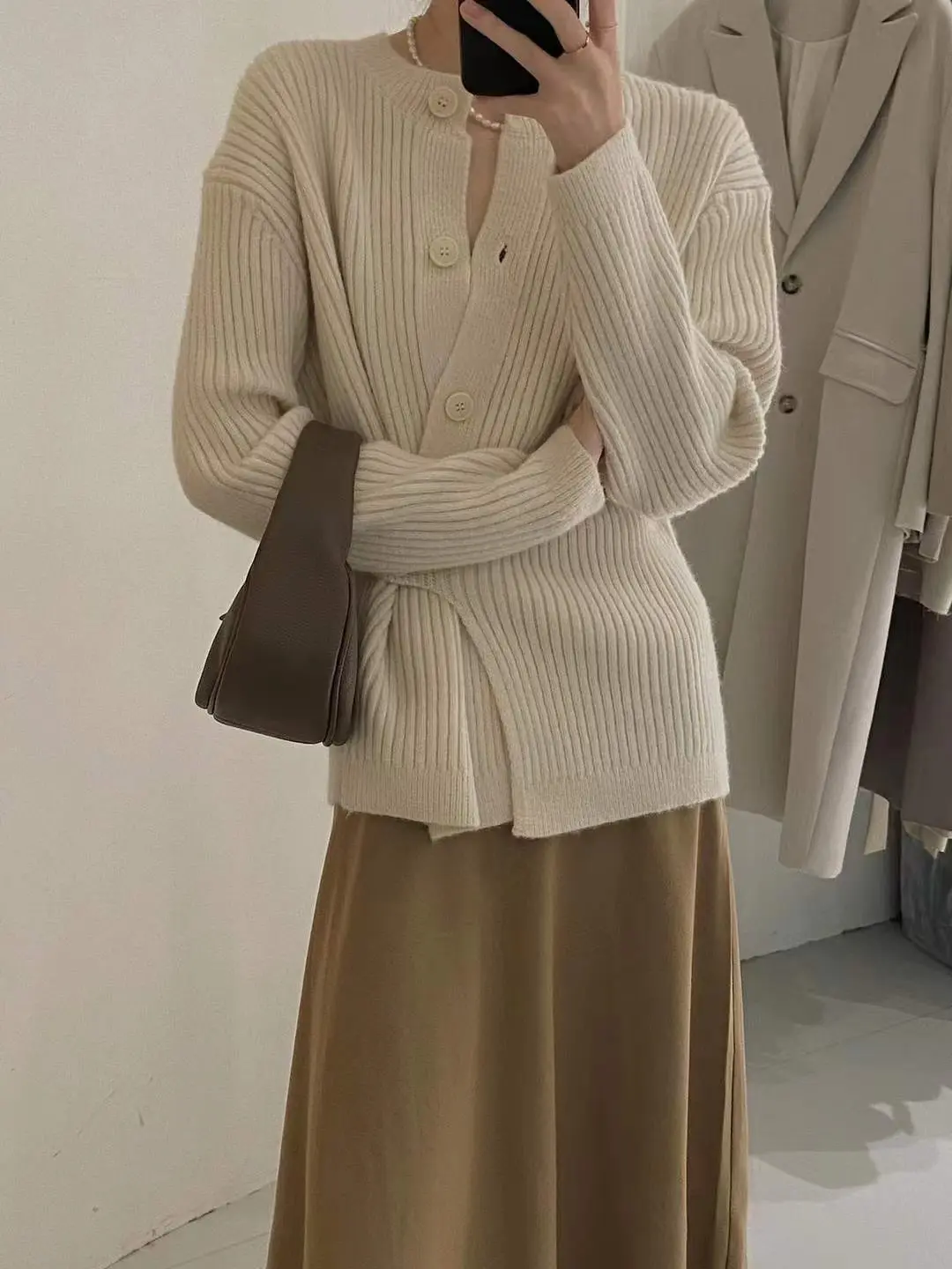 언밸런스 사이드 버튼 울 가디건 상세 이미지 3
