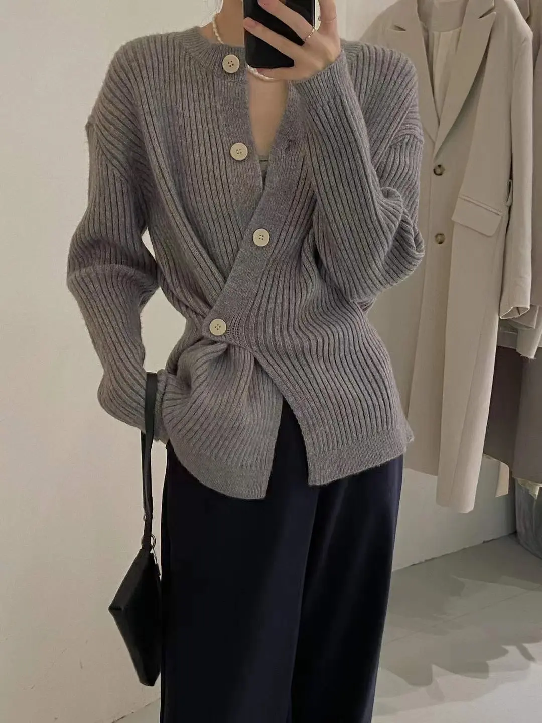 언밸런스 사이드 버튼 울 가디건 상세 이미지 4
