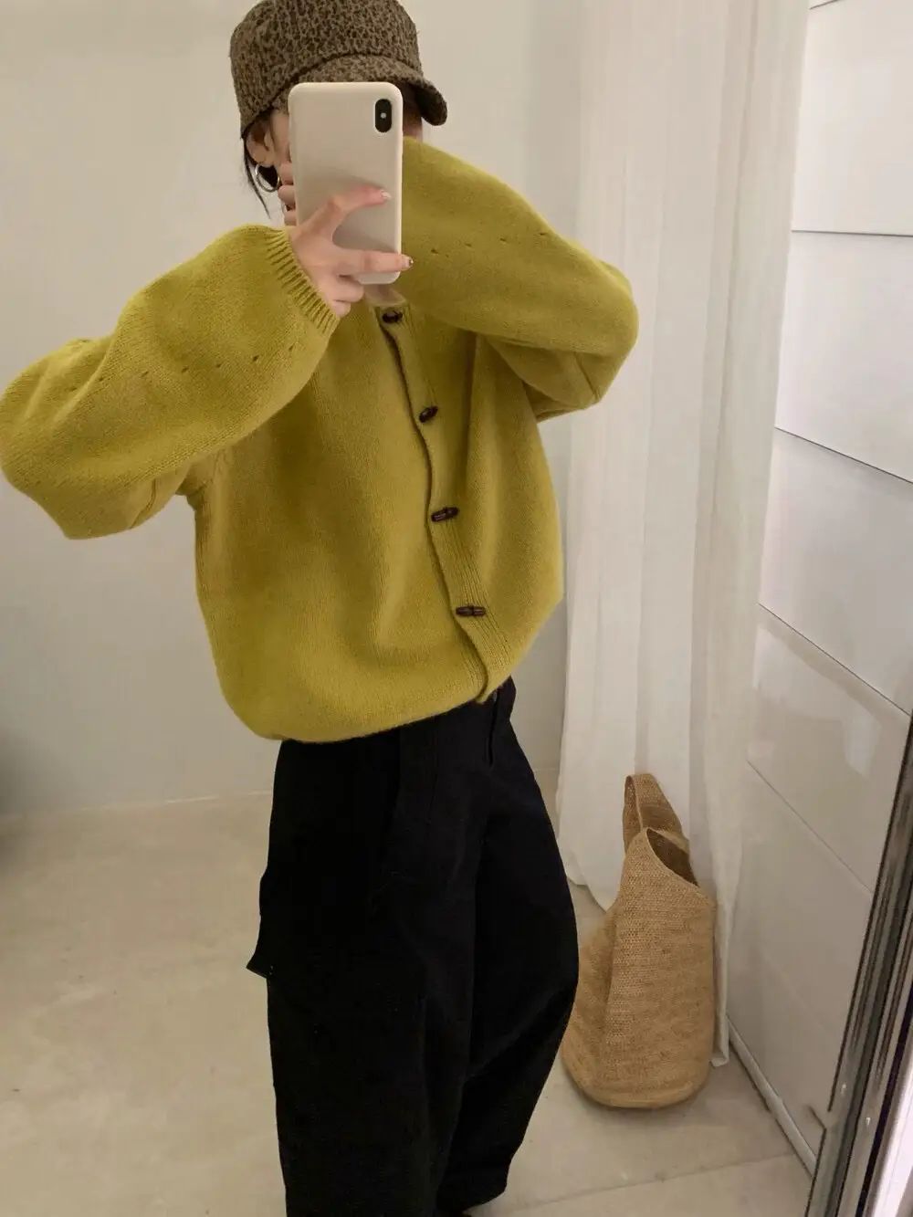 혼 버튼 라운드넥 울 니트 카디건 상세 이미지 7