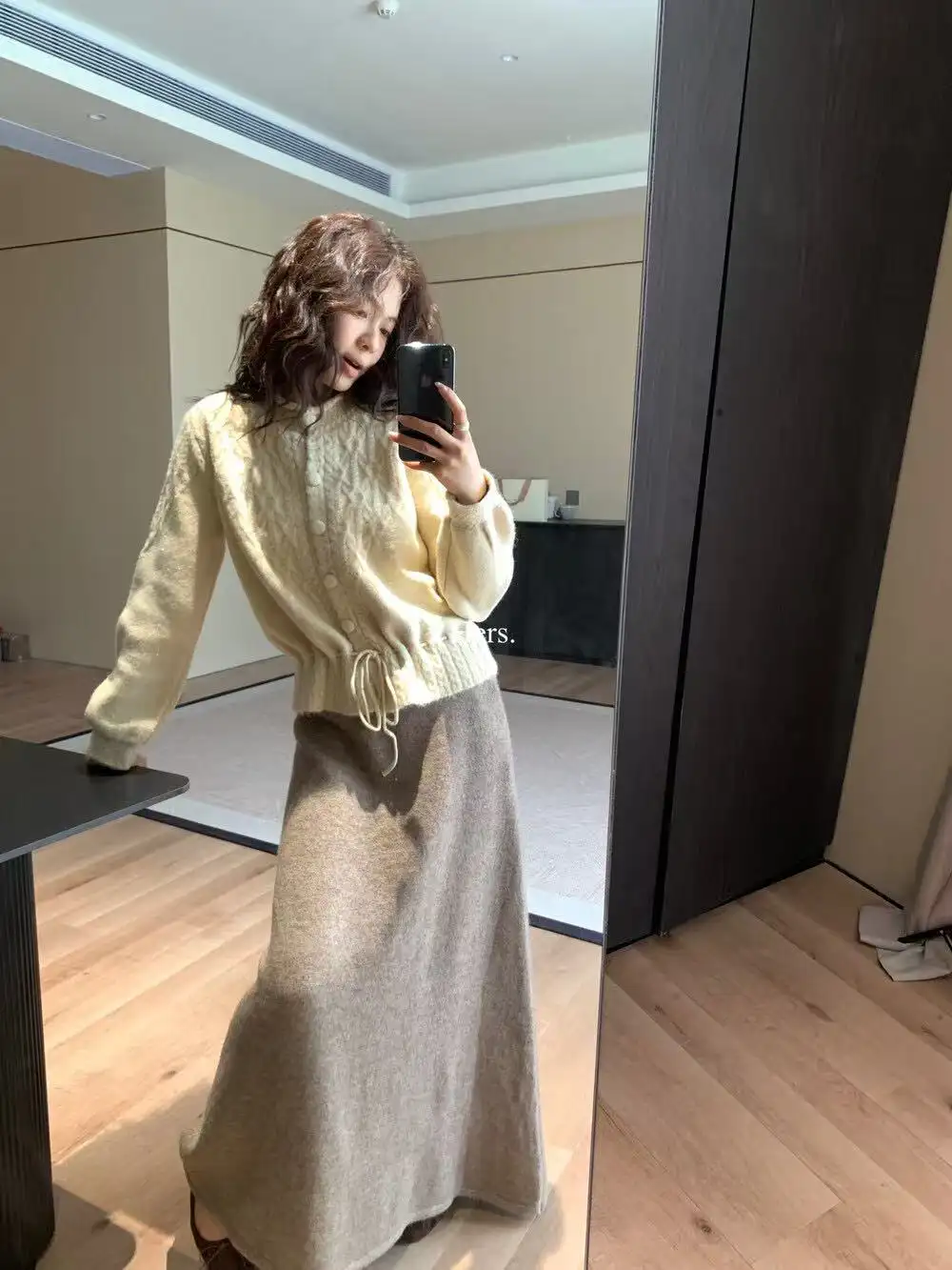 케이블 니트 밑단 끈 디테일 울 카디건 상세 이미지 11